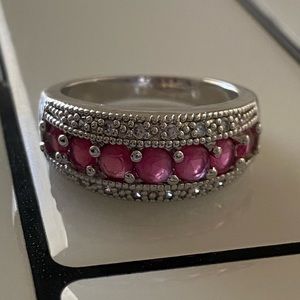 Beautiful bubble ring with Rudy like gemstones